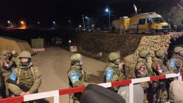 Azerbaijani protesters on Lachin road, Russian peacekeepers watch Argentina-France football match together (PHOTO/VIDEO)
