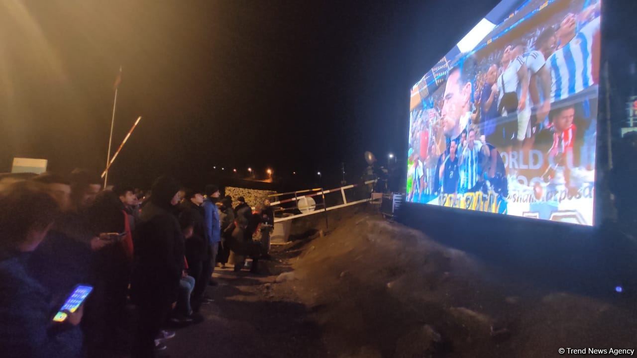 Azerbaijani protesters on Lachin road, Russian peacekeepers watch Argentina-France football match together (PHOTO/VIDEO)