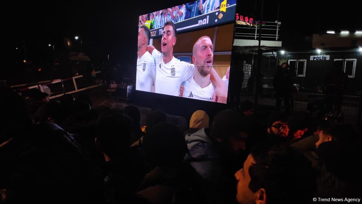 Azerbaijani protesters on Lachin road, Russian peacekeepers watch Argentina-France football match together (PHOTO/VIDEO)