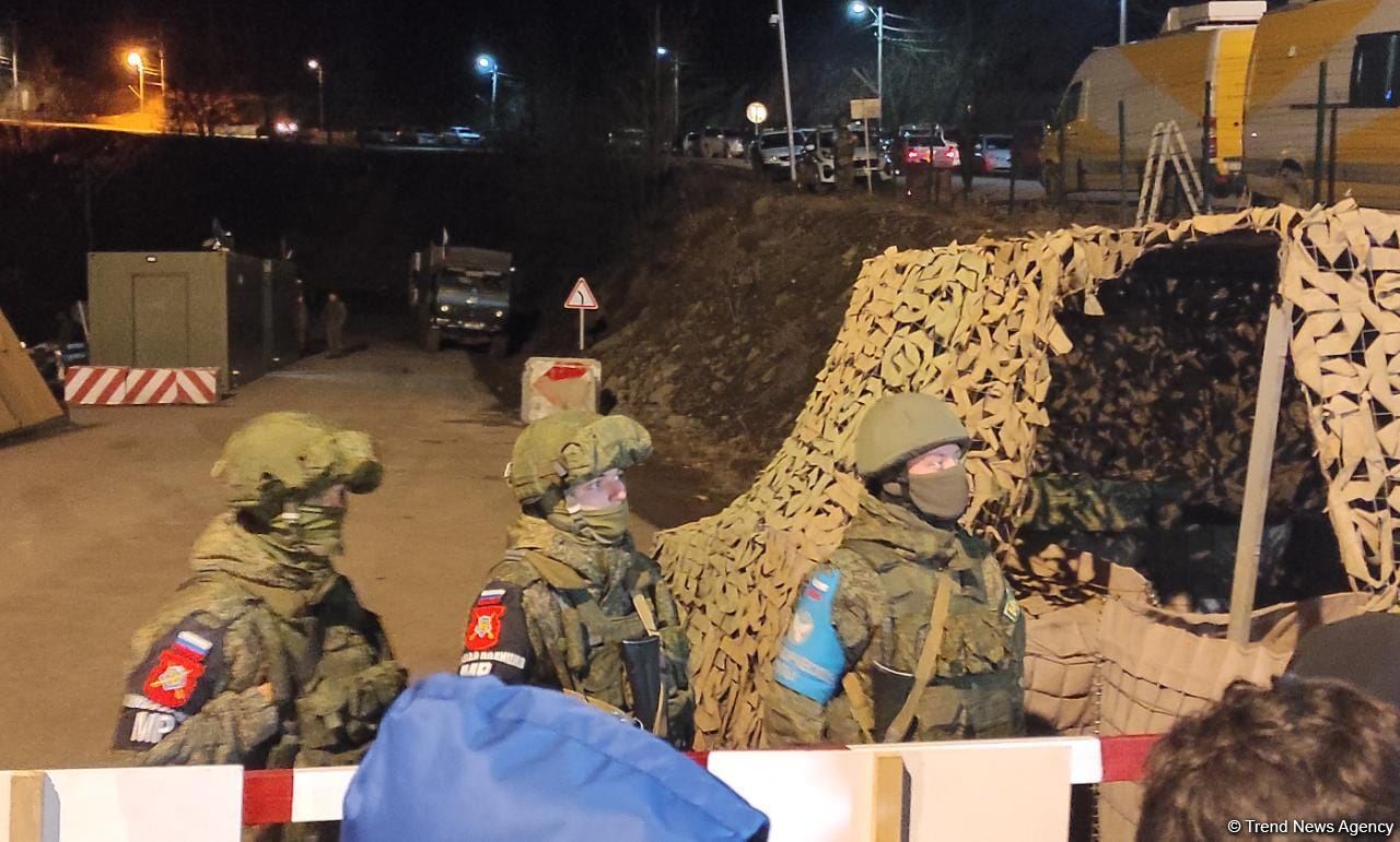 Azerbaijani protesters on Lachin road, Russian peacekeepers watch Argentina-France football match together (PHOTO/VIDEO)