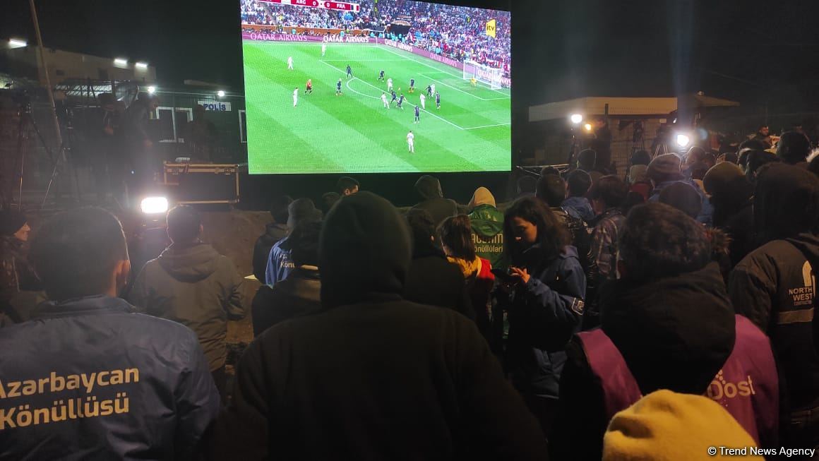Azerbaijani protesters on Lachin road, Russian peacekeepers watch Argentina-France football match together (PHOTO/VIDEO)