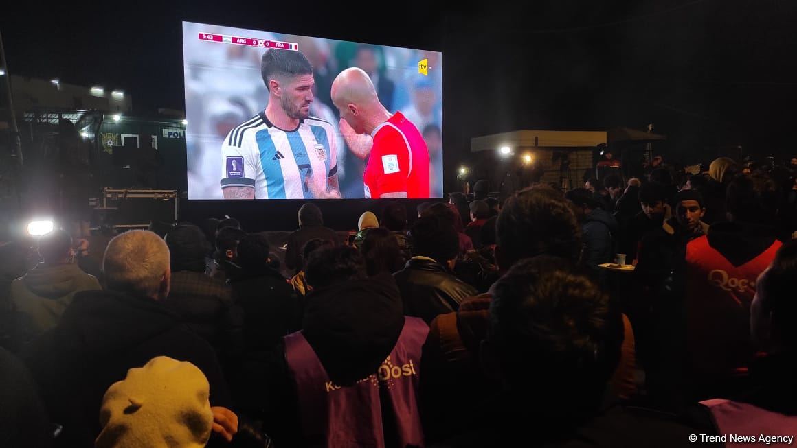 Azerbaijani protesters on Lachin road, Russian peacekeepers watch Argentina-France football match together (PHOTO/VIDEO)