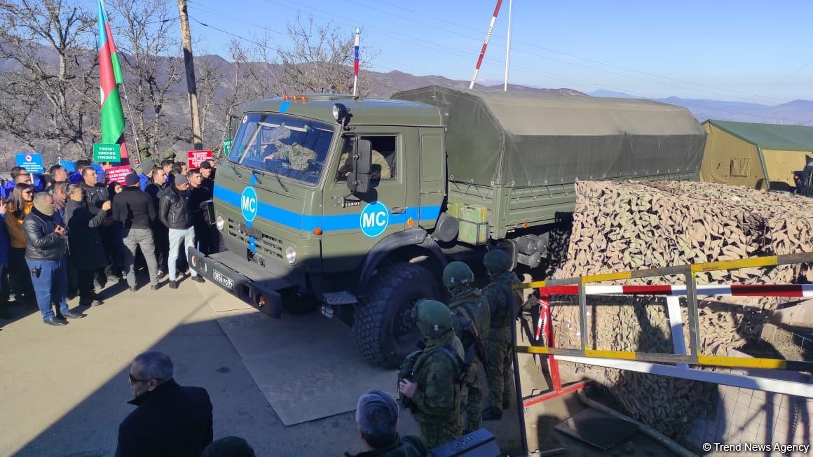 Peacekeepers' supply vehicles pass unhindered along Lachin road (PHOTO/VIDEO)