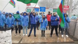 Акция на Лачинской дороге продолжается, несмотря на ухудшение погоды (ФОТО/ВИДЕО)
