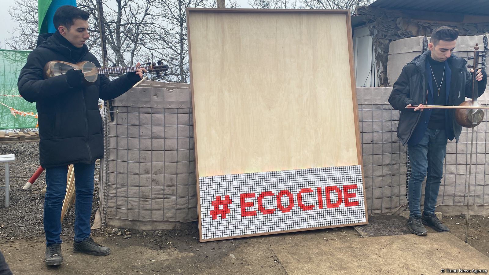 Azerbaijani peaceful protesters hold flash mob on Khankendi-Lachin road (PHOTO/VIDEO)