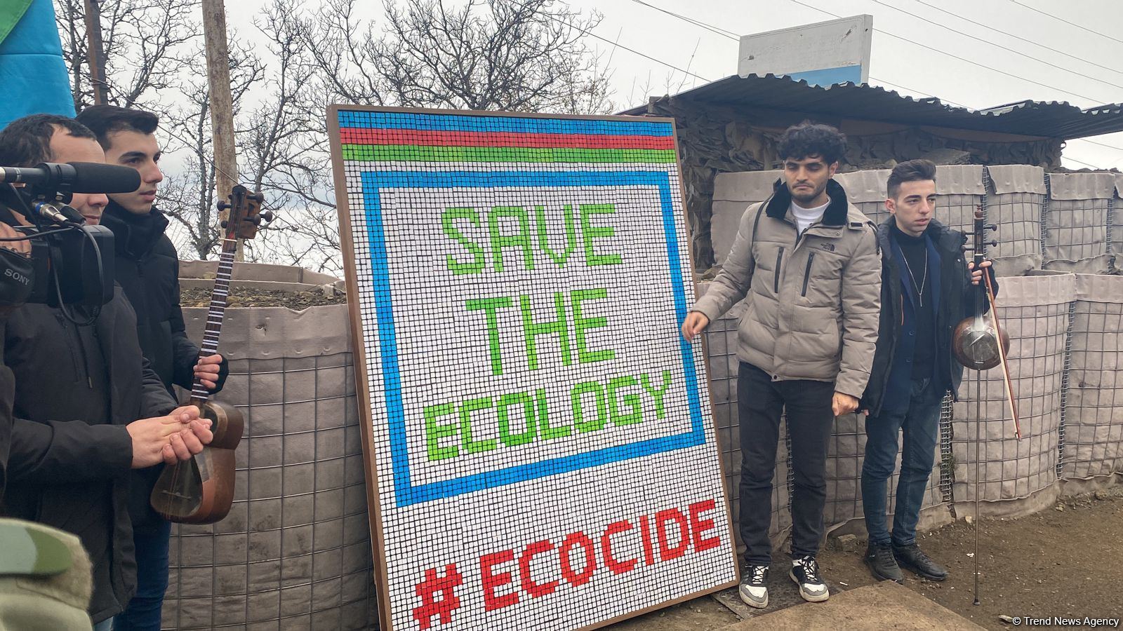 Azerbaijani peaceful protesters hold flash mob on Khankendi-Lachin road (PHOTO/VIDEO)