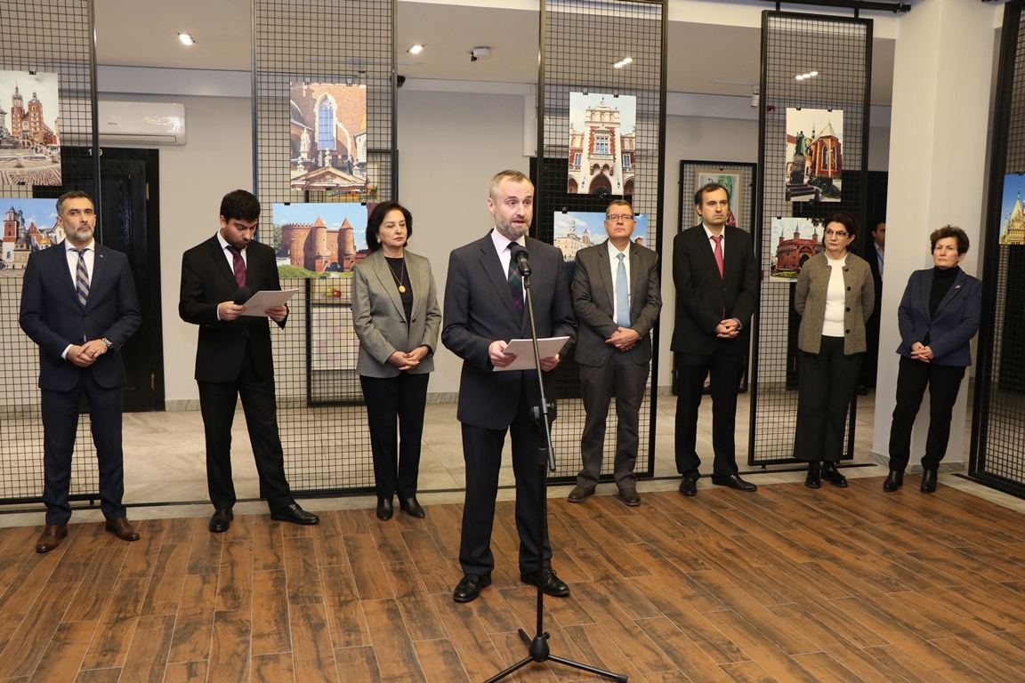 От готических замков до современных комплексов: в Баку показали архитектурные шедевры польских городов (ФОТО)
