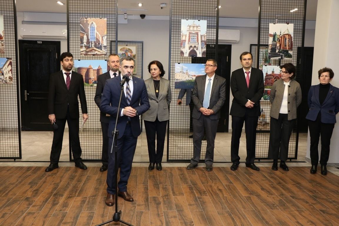 От готических замков до современных комплексов: в Баку показали архитектурные шедевры польских городов (ФОТО)