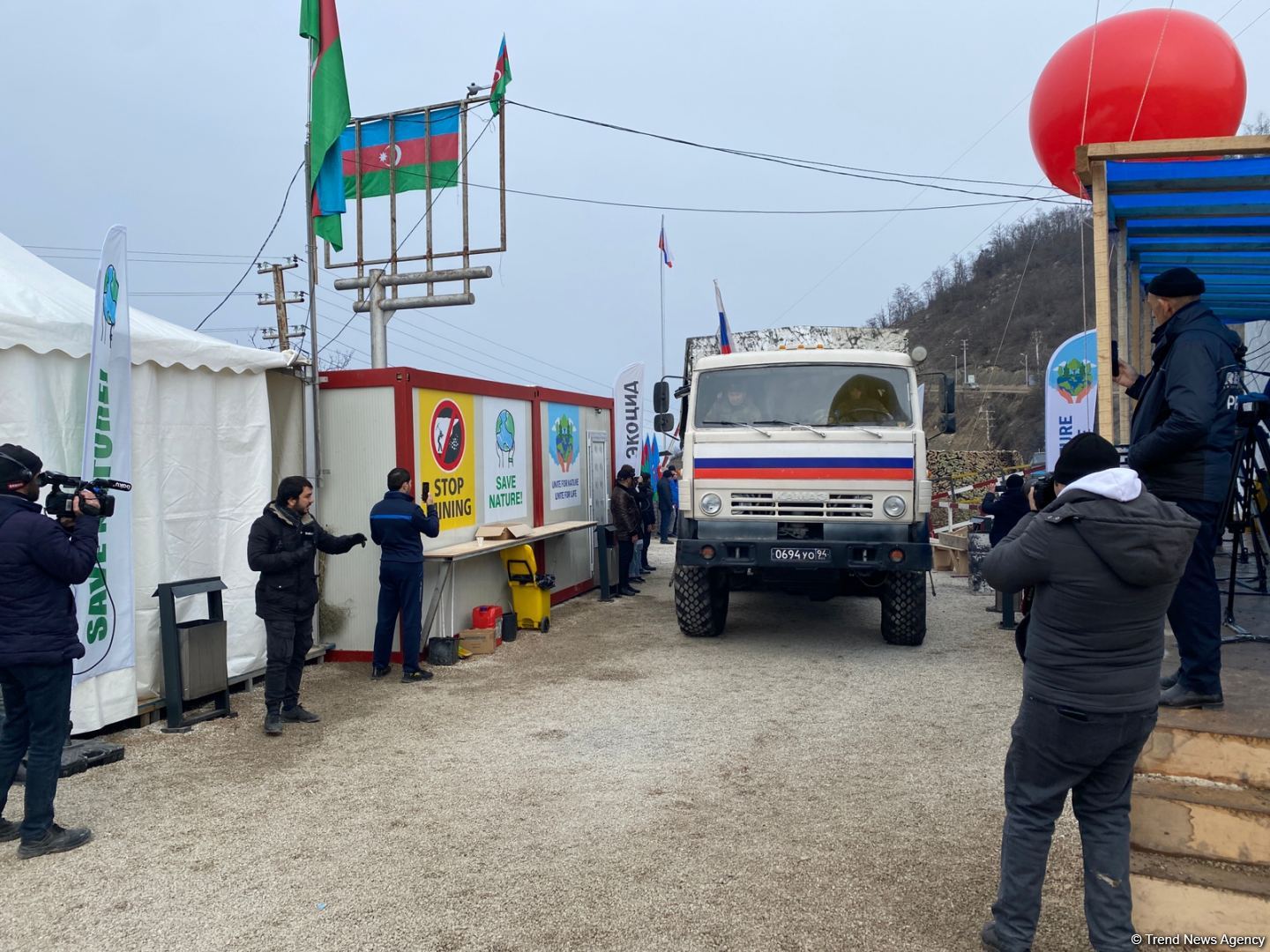 Палатки и контейнеры миротворцев демонтируются и увозятся в направлении Лачина (ФОТО)