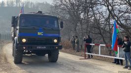 Vehicles of Russian peacekeepers keep passing along Azerbaijan's Lachin-Khankandi road (PHOTO)