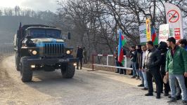 Vehicles of Russian peacekeepers keep passing along Azerbaijan's Lachin-Khankandi road (PHOTO)