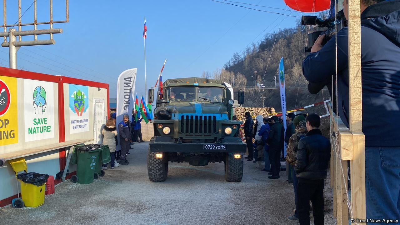 More supply vehicles of Russian peacekeepers pass along Azerbaijan's Lachin road (PHOTO)