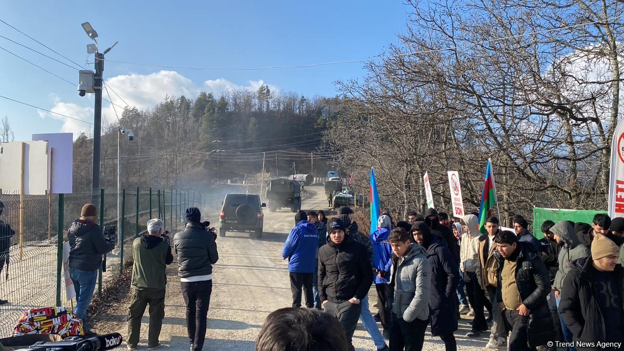 More supply vehicles of Russian peacekeepers pass along Azerbaijan's Lachin road (PHOTO)