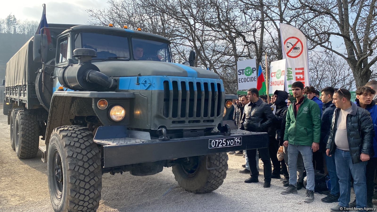 Vehicles of Russian peacekeepers keep passing along Azerbaijan's Lachin-Khankandi road (PHOTO)