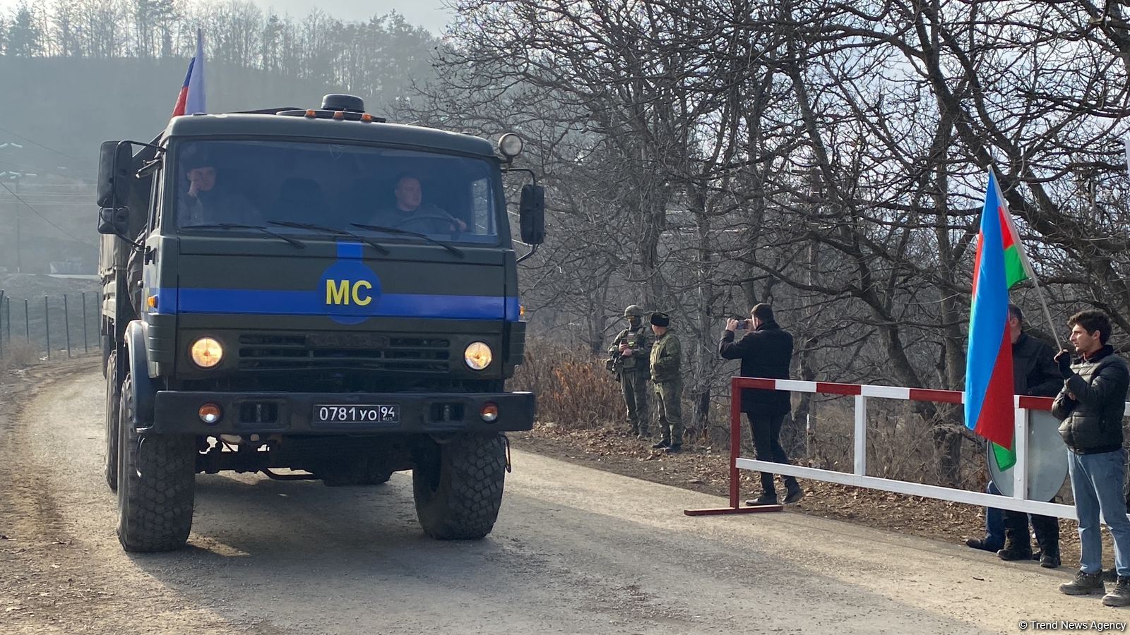 Vehicles of Russian peacekeepers keep passing along Azerbaijan's Lachin-Khankandi road (PHOTO)