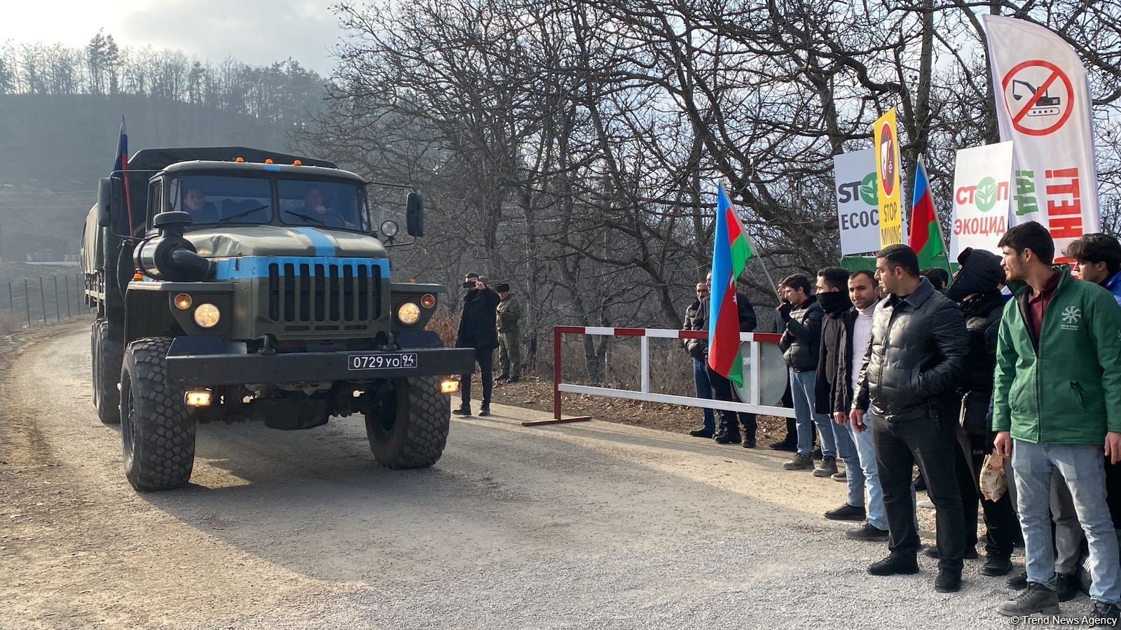 Vehicles of Russian peacekeepers keep passing along Azerbaijan's Lachin-Khankandi road (PHOTO)