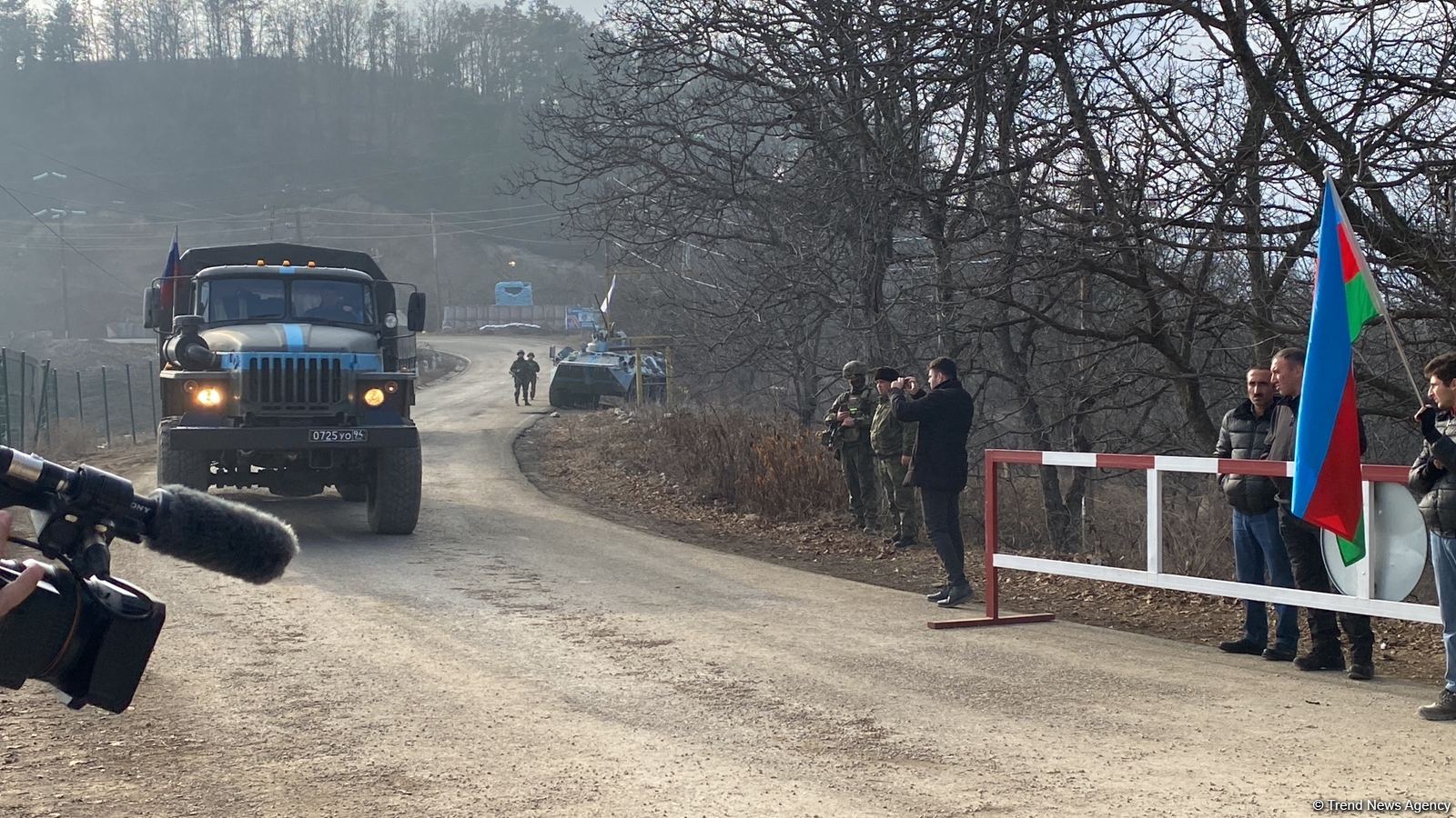 Vehicles of Russian peacekeepers keep passing along Azerbaijan's Lachin-Khankandi road (PHOTO)
