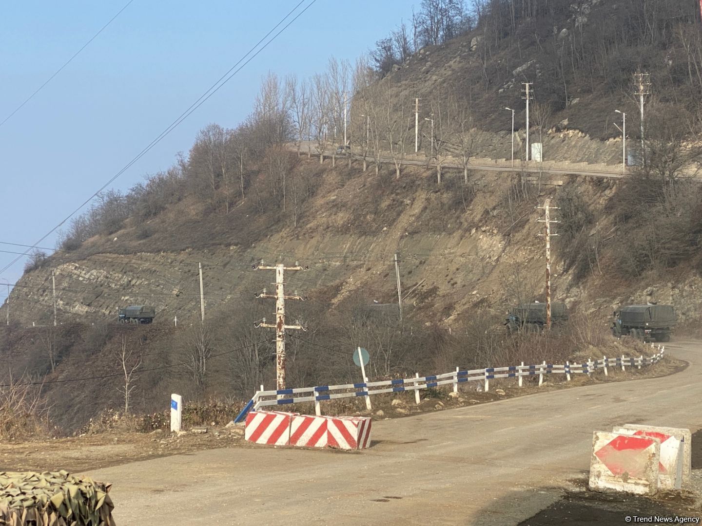 Vehicles of Russian peacekeepers keep passing along Azerbaijan's Lachin-Khankandi road (PHOTO)