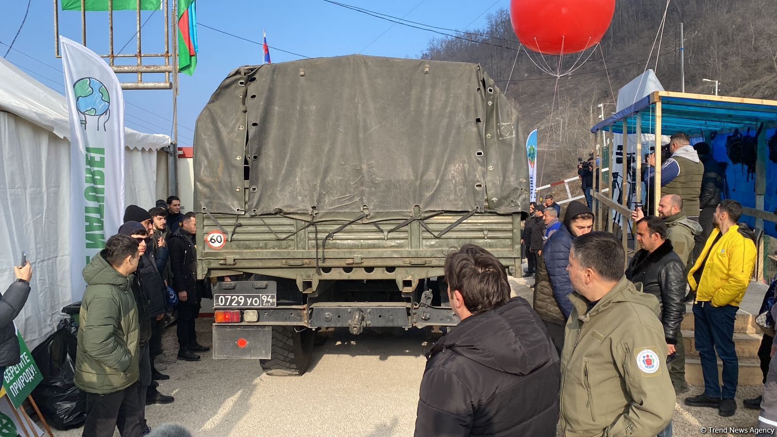 Vehicles of Russian peacekeepers keep passing along Azerbaijan's Lachin-Khankandi road (PHOTO)