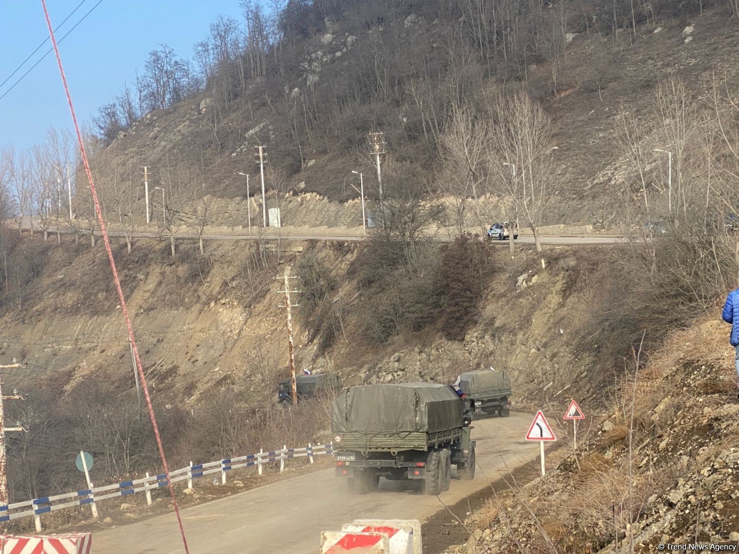 Vehicles of Russian peacekeepers keep passing along Azerbaijan's Lachin-Khankandi road (PHOTO)