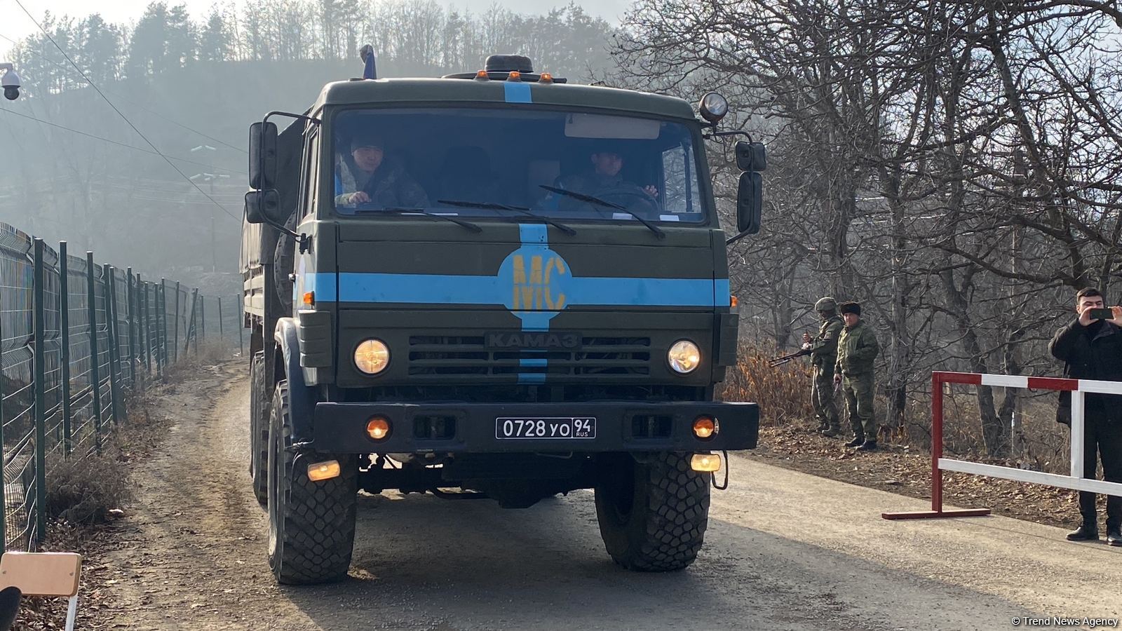 Vehicles of Russian peacekeepers keep passing along Azerbaijan's Lachin-Khankandi road (PHOTO)