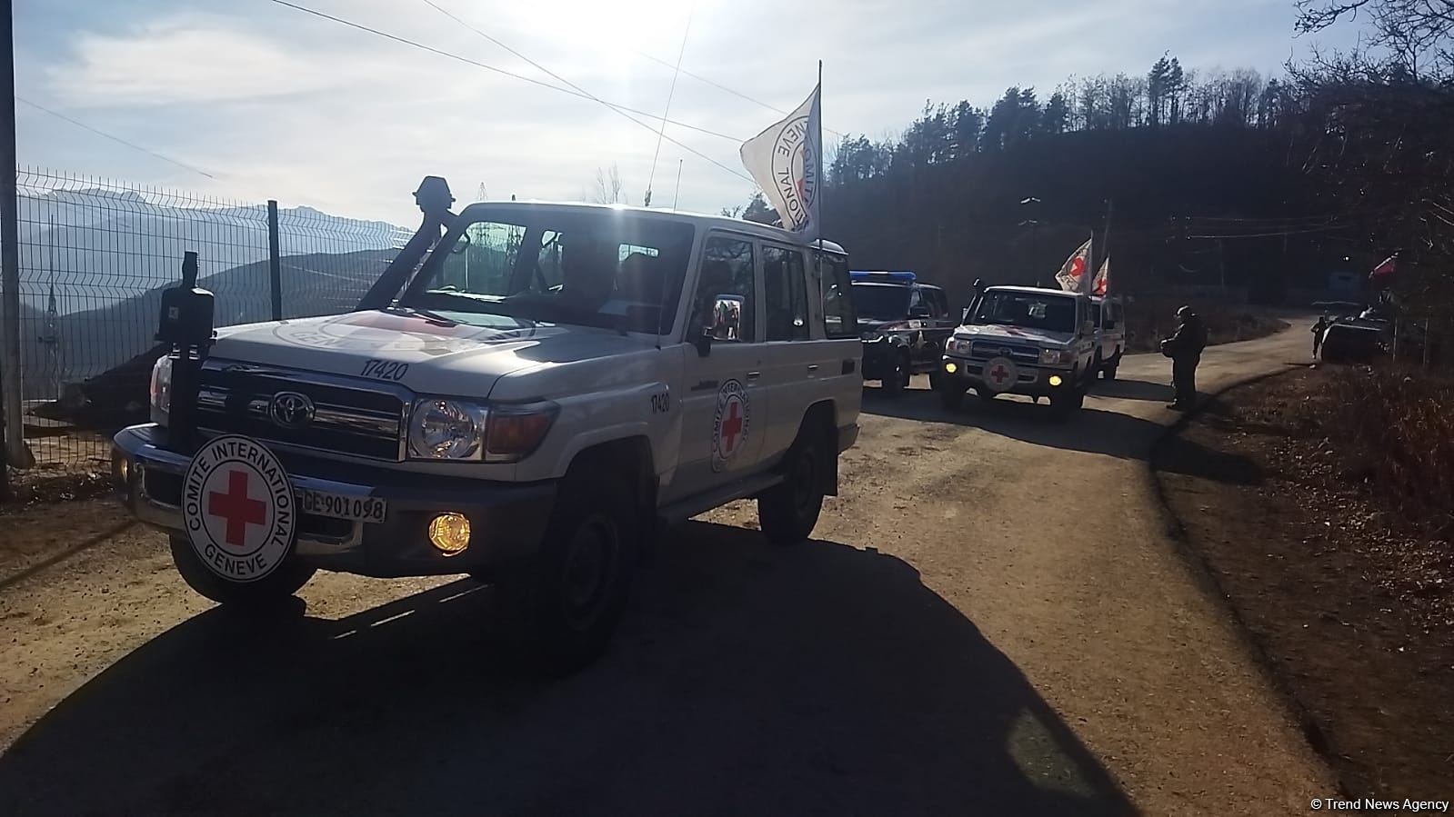 По Лачинской дороге беспрепятственно проехали еще 3 автомобиля МККК и автомобиль миротворцев (ФОТО)