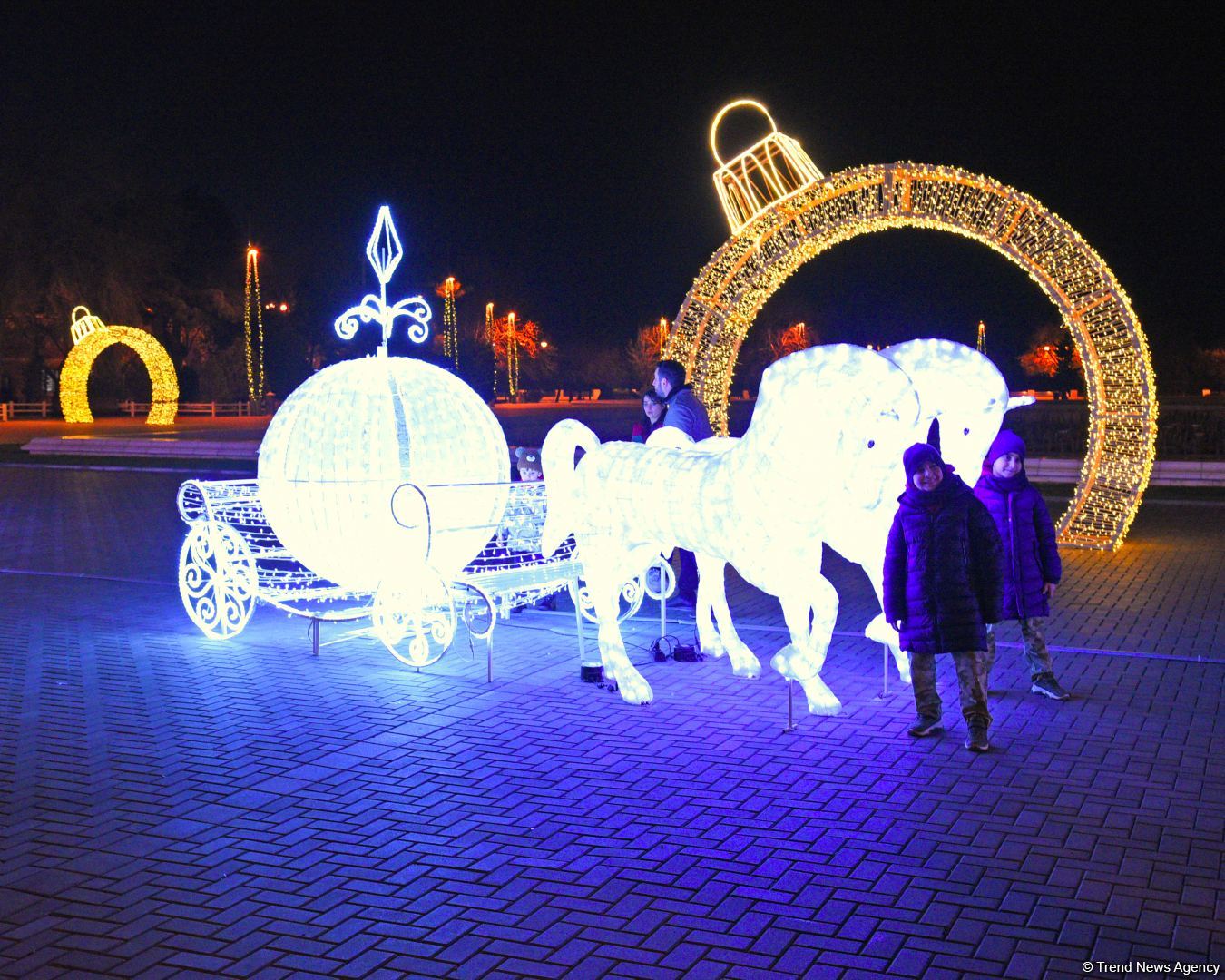 Баку в канун Нового года (ФОТОРЕПОРТАЖ)