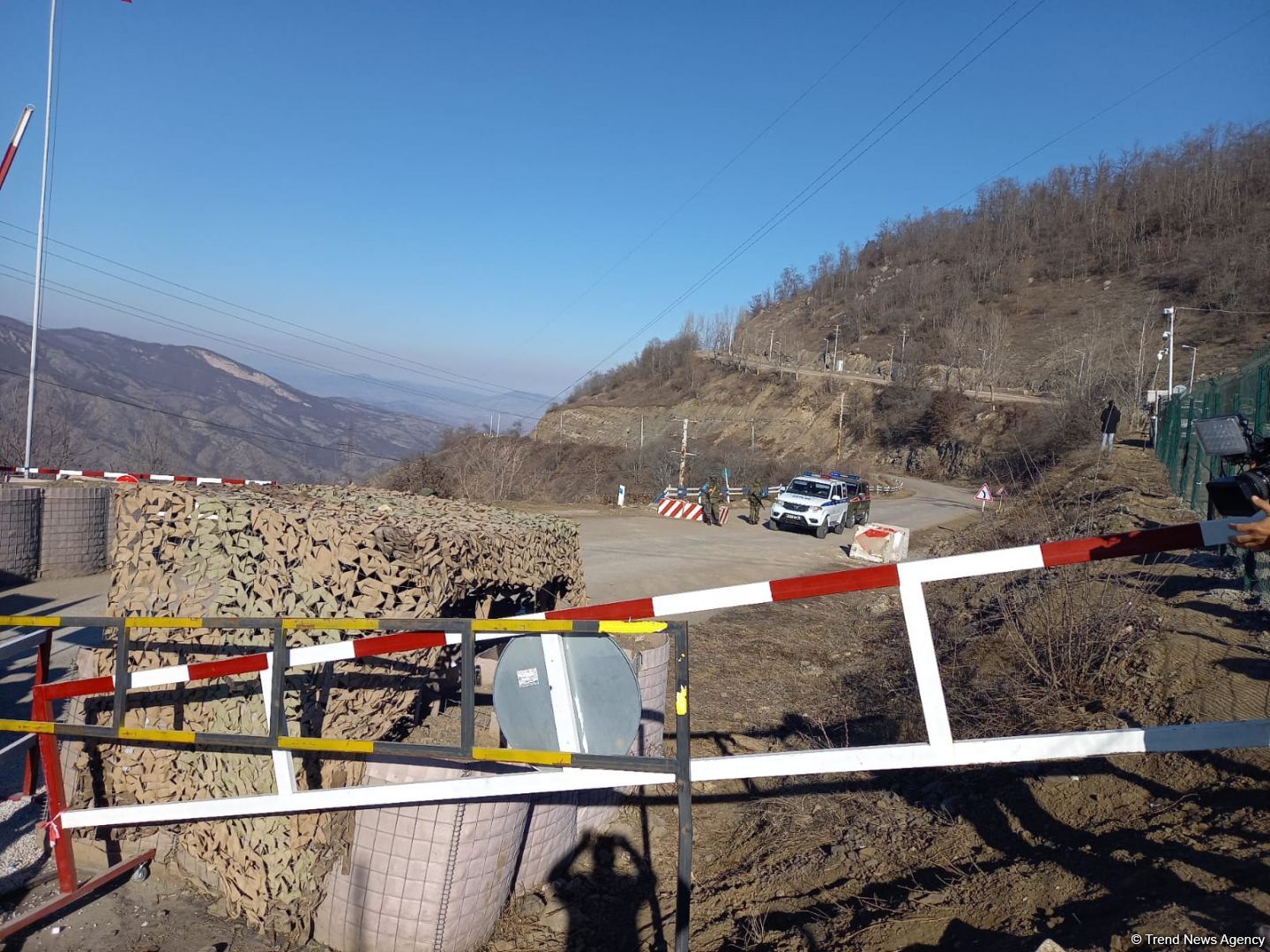 По Лачинской дороге беспрепятственно проехали две машины снабжения российских миротворцев (ФОТО)