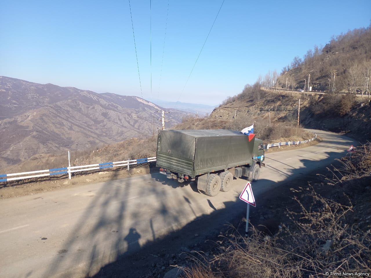 Supply car of Russian peacekeepers freely passes along Azerbaijan's Lachin-Khankendi road (PHOTO)