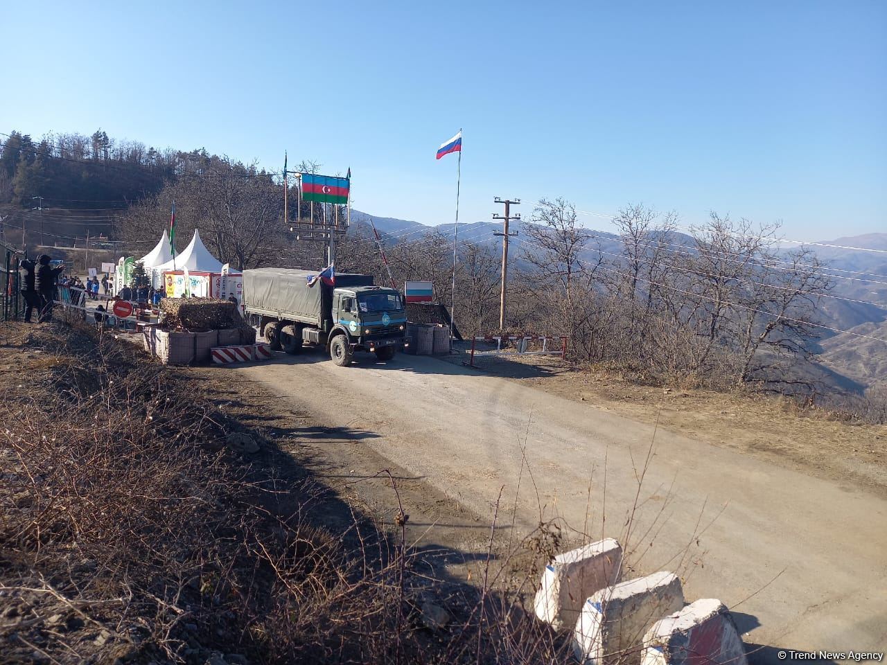 Supply car of Russian peacekeepers freely passes along Azerbaijan's Lachin-Khankendi road (PHOTO)