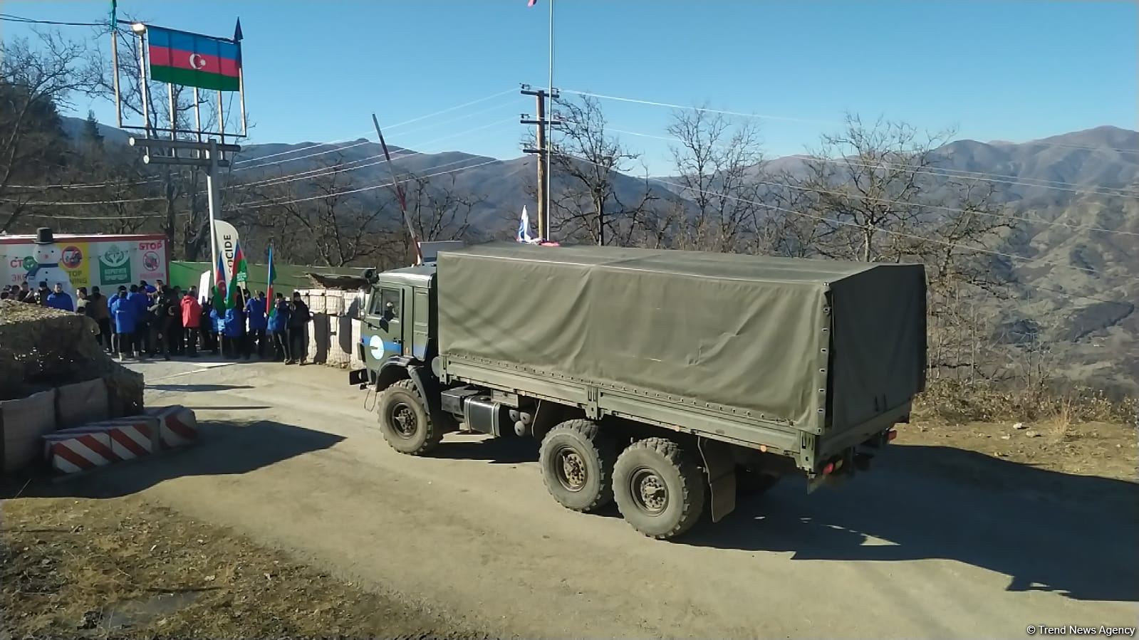 По Лачинской дороге беспрепятственно проехала очередная машина снабжения миротворцев (ФОТО/ВИДЕО)