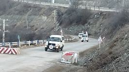 По Лачинской дороге беспрепятственно проехали автомобили Красного Креста (ФОТО)