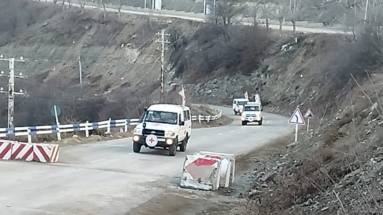 По Лачинской дороге беспрепятственно проехали автомобили Красного Креста (ФОТО)