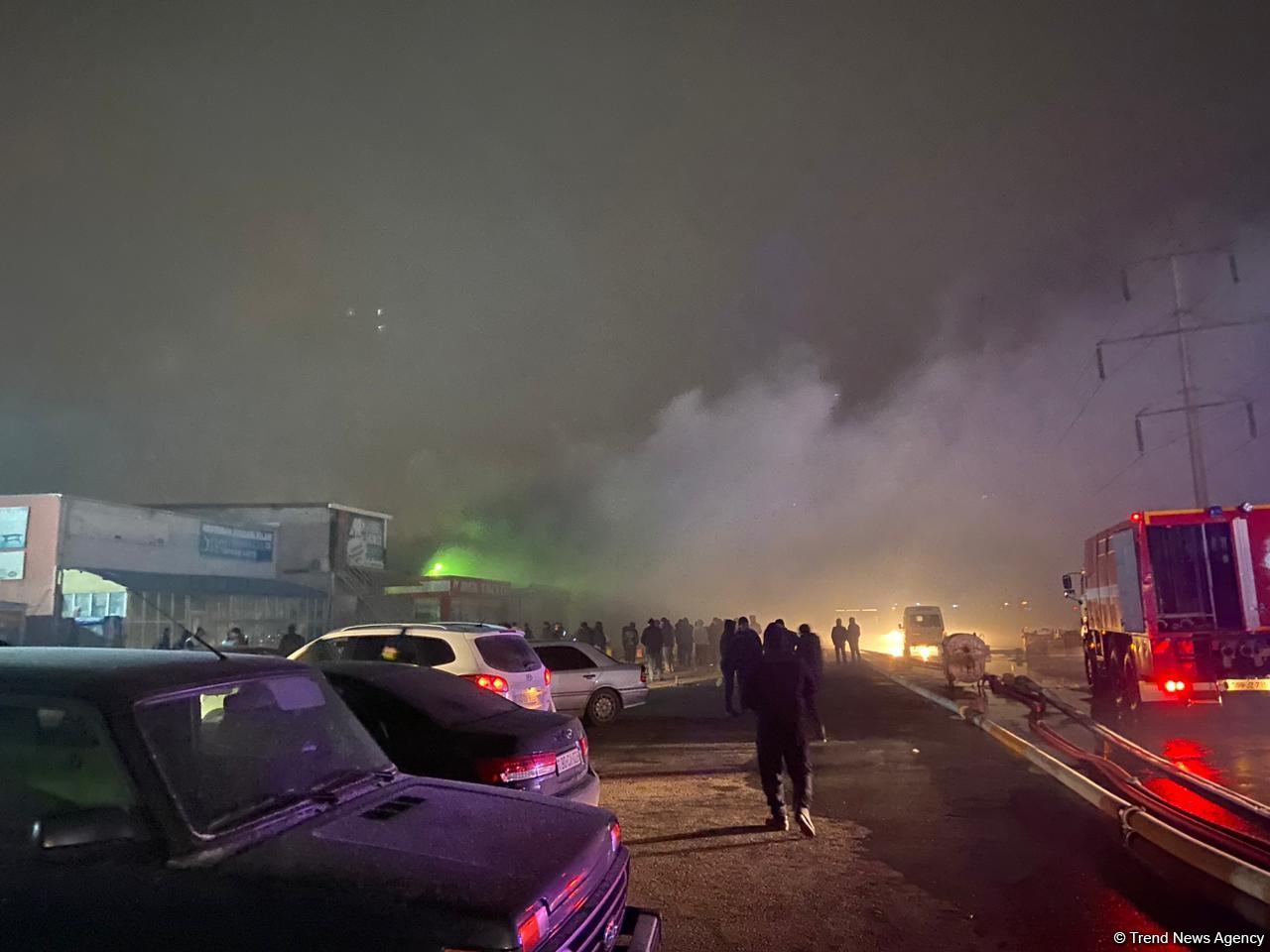 Продолжается тушение пожара, вспыхнувшего в ТЦ "Садарак" в Баку (ФОТО/ВИДЕО) (Обновлено)