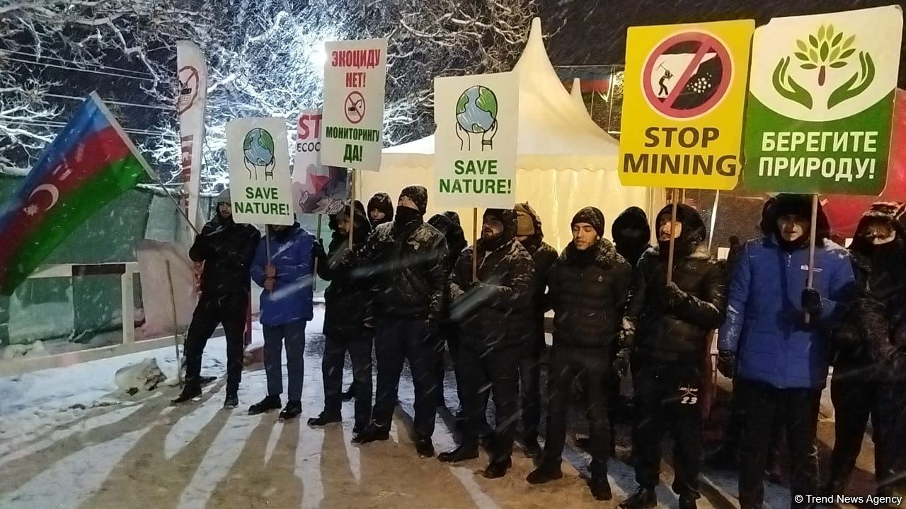Акция на Лачинской дороге продолжается, несмотря на снежную погоду (ФОТО)