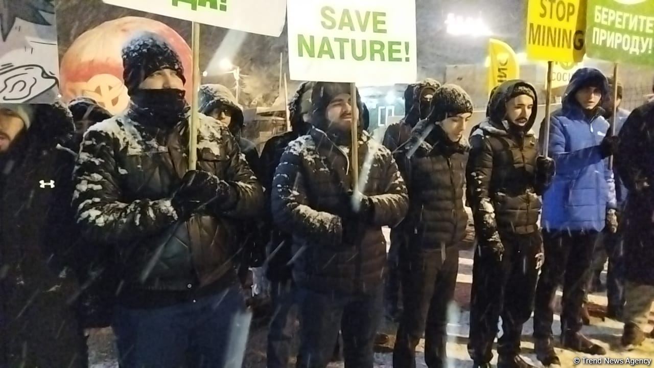Акция на Лачинской дороге продолжается, несмотря на снежную погоду (ФОТО)