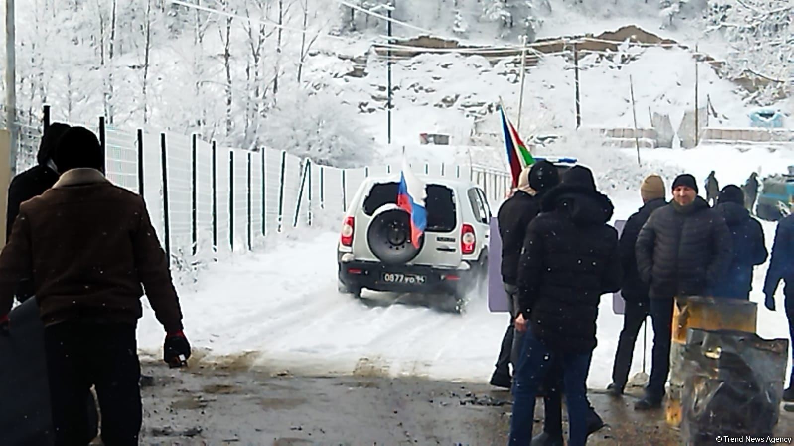По Лачинской дороге беспрепятственно проехали две машины миротворцев (ФОТО)