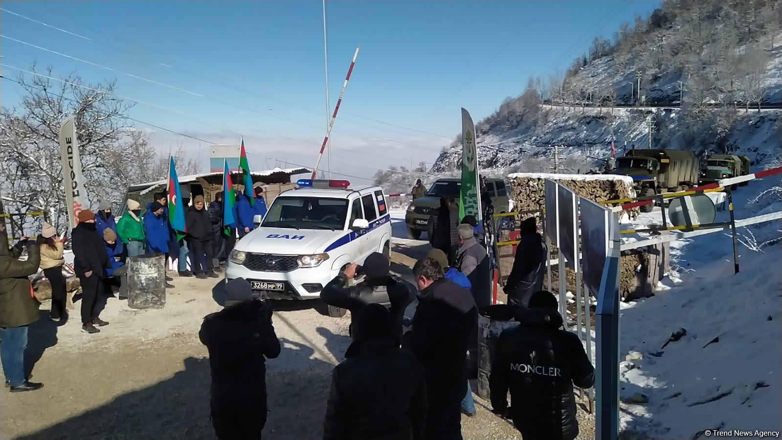 По Лачинской дороге беспрепятственно проехал автотранспорт РМК (ФОТО)