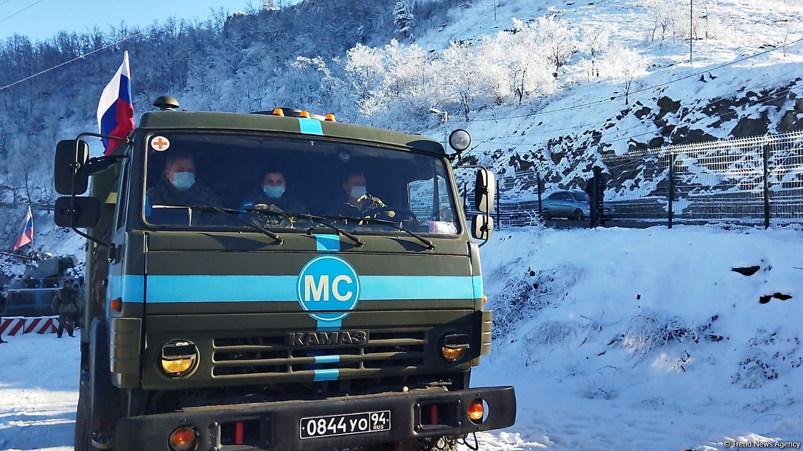 По Лачинской дороге беспрепятственно проехали карета скорой медицинской помощи и машина снабжения РМК (ФОТО)