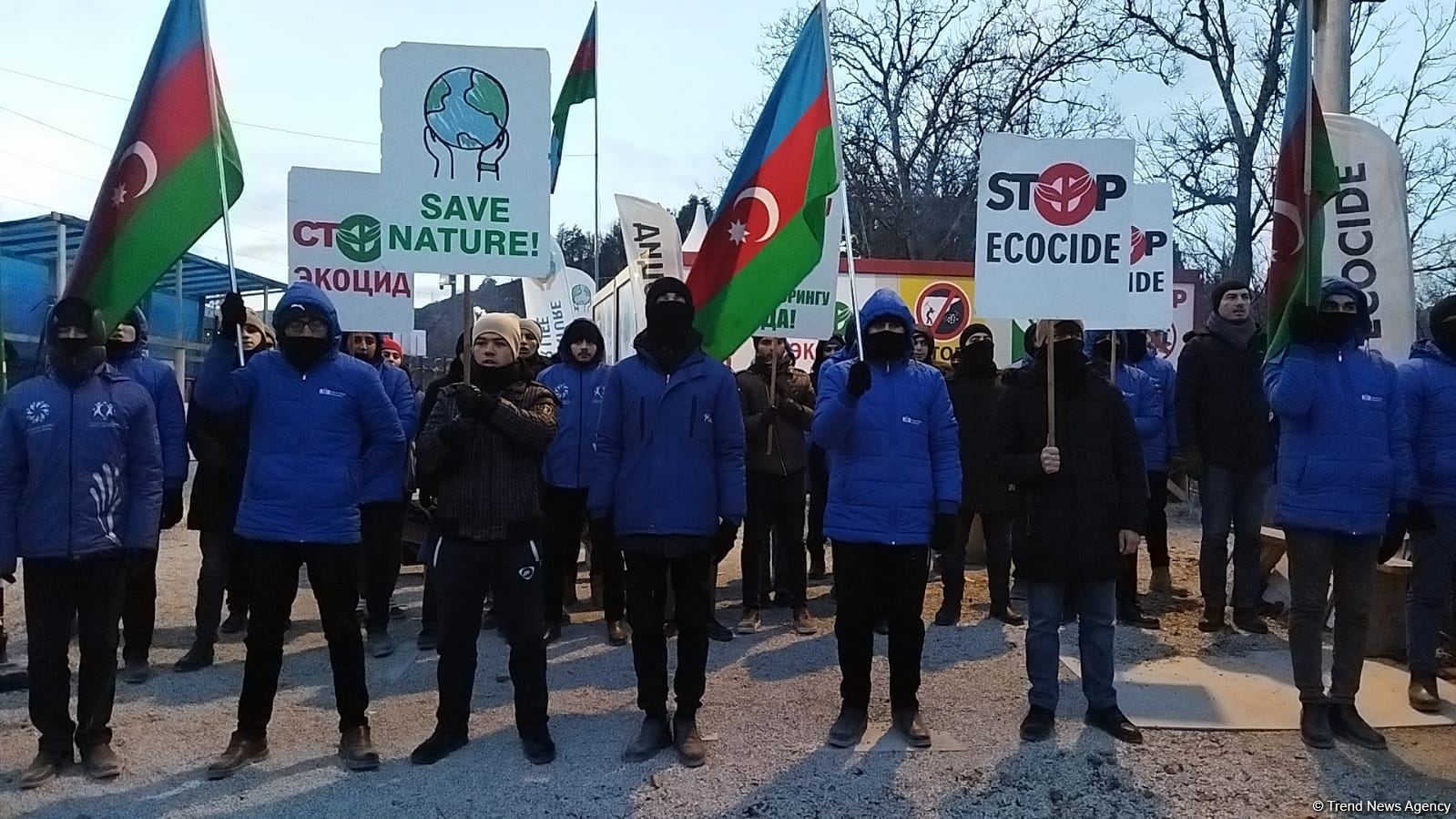 Акция на Лачинской дороге продолжается, несмотря на снежную погоду (ФОТО)