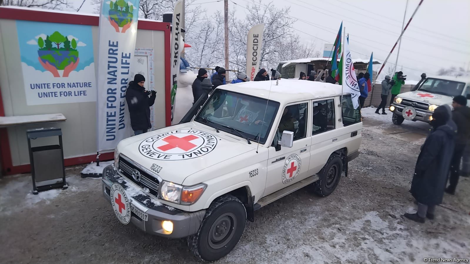По Лачинской дороге беспрепятственно проехали автомобили Красного Креста