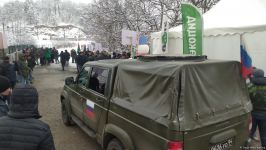 Иностранные журналисты стали свидетелями беспрепятственного проезда автомобиля миротворцев по Лачинской дороге (ФОТО)