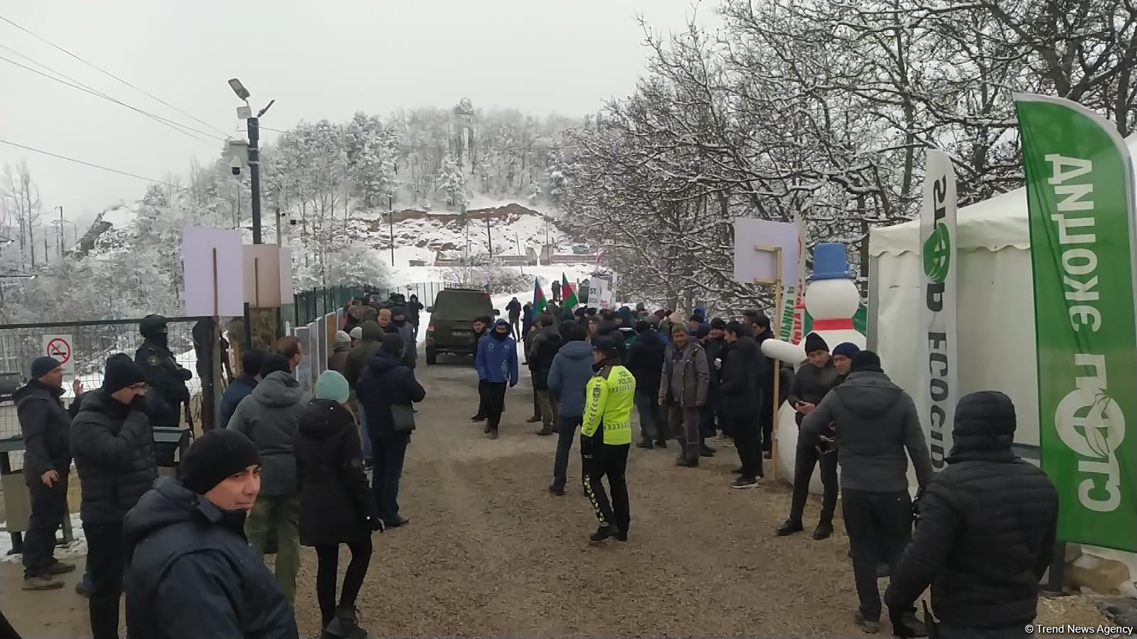 Иностранные журналисты стали свидетелями беспрепятственного проезда автомобиля миротворцев по Лачинской дороге (ФОТО)