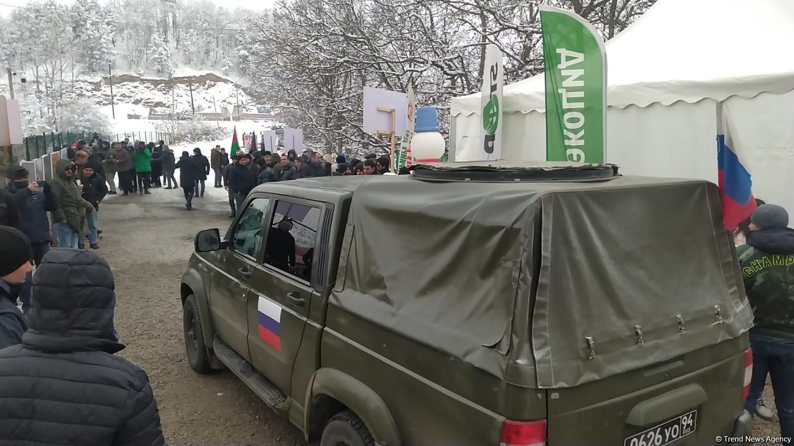 Иностранные журналисты стали свидетелями беспрепятственного проезда автомобиля миротворцев по Лачинской дороге (ФОТО)