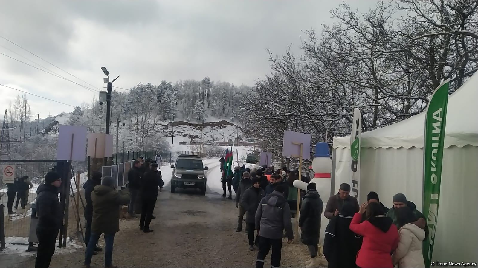 По Лачинской дороге беспрепятственно проехали еще две машины миротворцев (ФОТО)