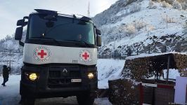 По Лачинской дороге беспрепятственно проехали автомашины Красного Креста (ФОТО)