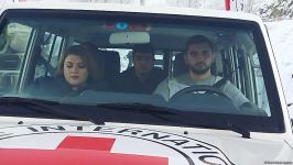 По Лачинской дороге беспрепятственно проехали автомашины Красного Креста (ФОТО)