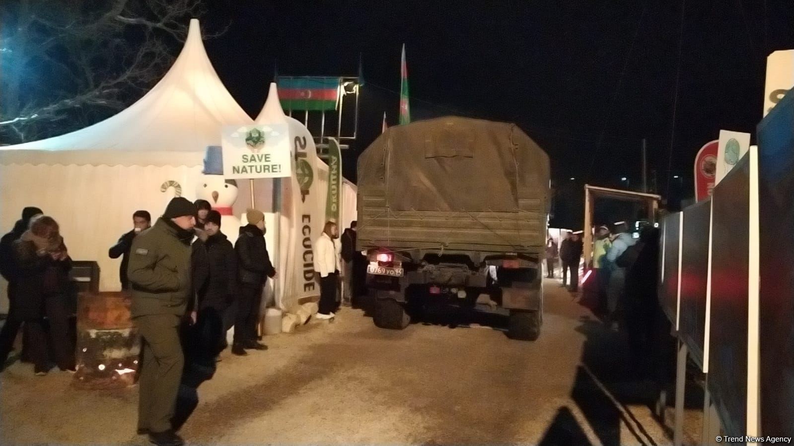 По Лачинской дороге беспрепятственно проехали еще четыре грузовых автомобиля миротворцев (ФОТО/ВИДЕО)