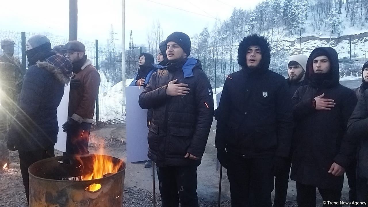 Мирная акция протеста на Лачинской дороге продолжается уже 35 дней (ФОТО)