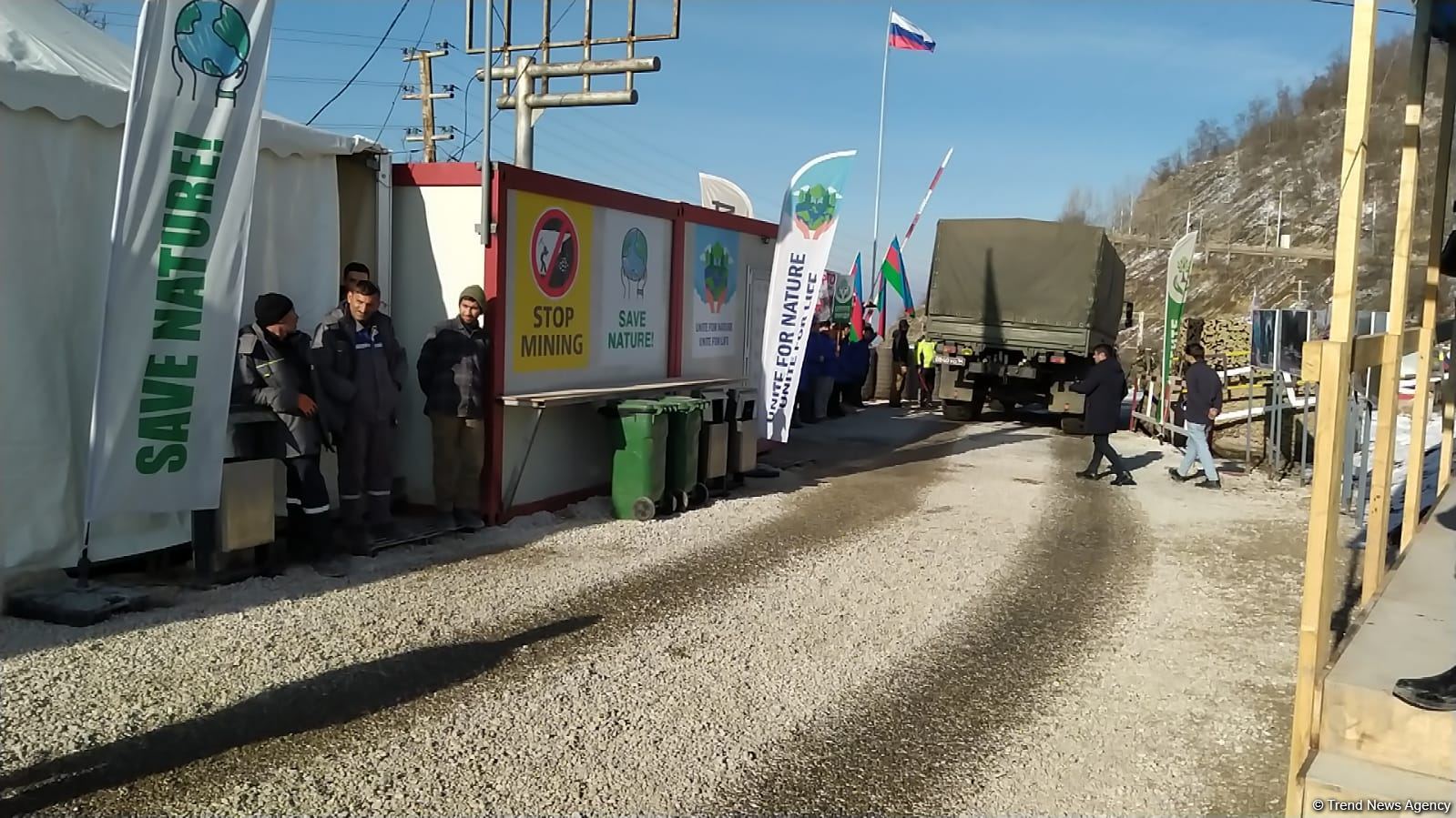 По Лачинской дороге беспрепятственно проехали еще десять автомашин РМК (ФОТО)